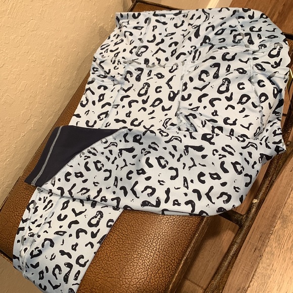 Velocity Leggings Hi Rise Side Pockets Capri Length Activewear in Leopard Blue! - Picture 9 of 11